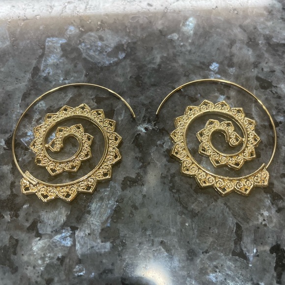 ⭕️BOGO FREE⭕️ Gold tone sun ray hoop earrings / NWOT - Picture 3 of 6